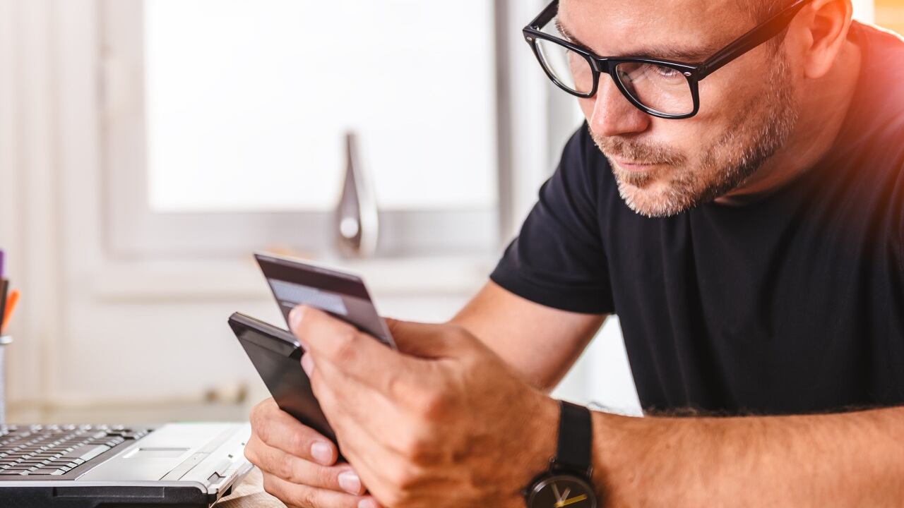 Los clientes de menores recursos pagan los costos más altos; los plásticos oro y platino son más baratos.