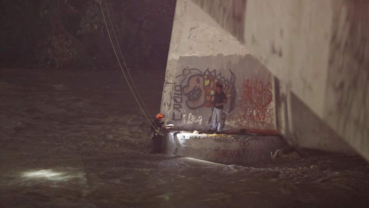 La corriente del Río Santa Catarina puso en riesgo a una persona durante la madrugada del lunes.