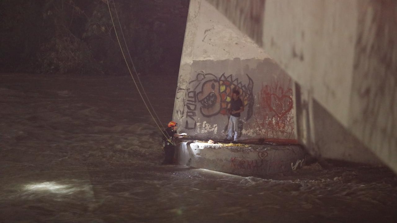 La corriente del Río Santa Catarina puso en riesgo a una persona durante la madrugada del lunes.