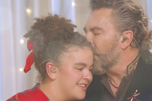 Lucerito se luce en Juego de Voces al indagar en el vestuario de su papá para revelar algunos de sus secretos