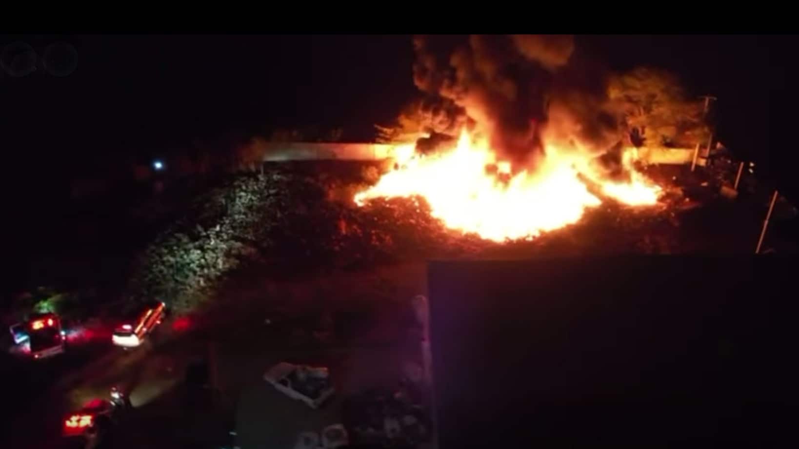 Durante varias horas los bomberos combatieron el fuego.