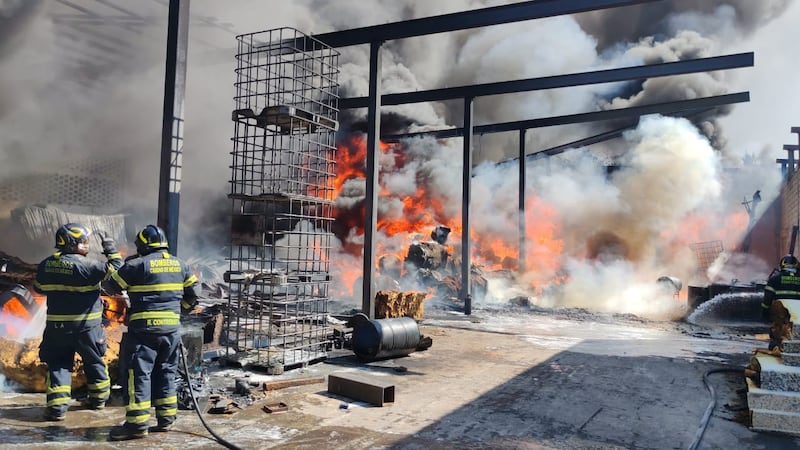 Caos y fuego en Iztapalapa: voraz incendio provoca enorme columna de humo en la CDMX