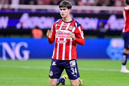 ¿Adiós a Europa? Chivas blinda a la Hormiga González con millonaria cláusula