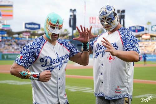 El CMLL conquista Los Ángeles: Máscara Dorada y Xelhua brillan con los Dodgers