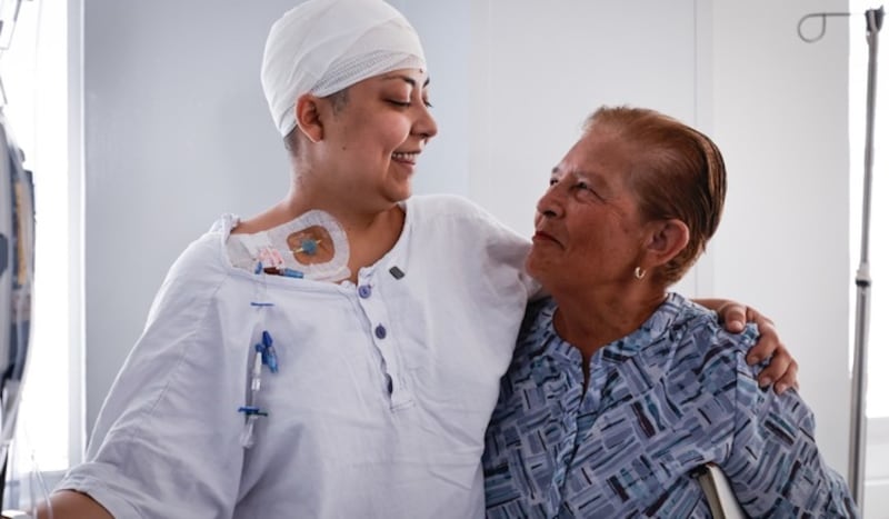 Retiran tumor cerebral a paciente que permaneció despierta en operación