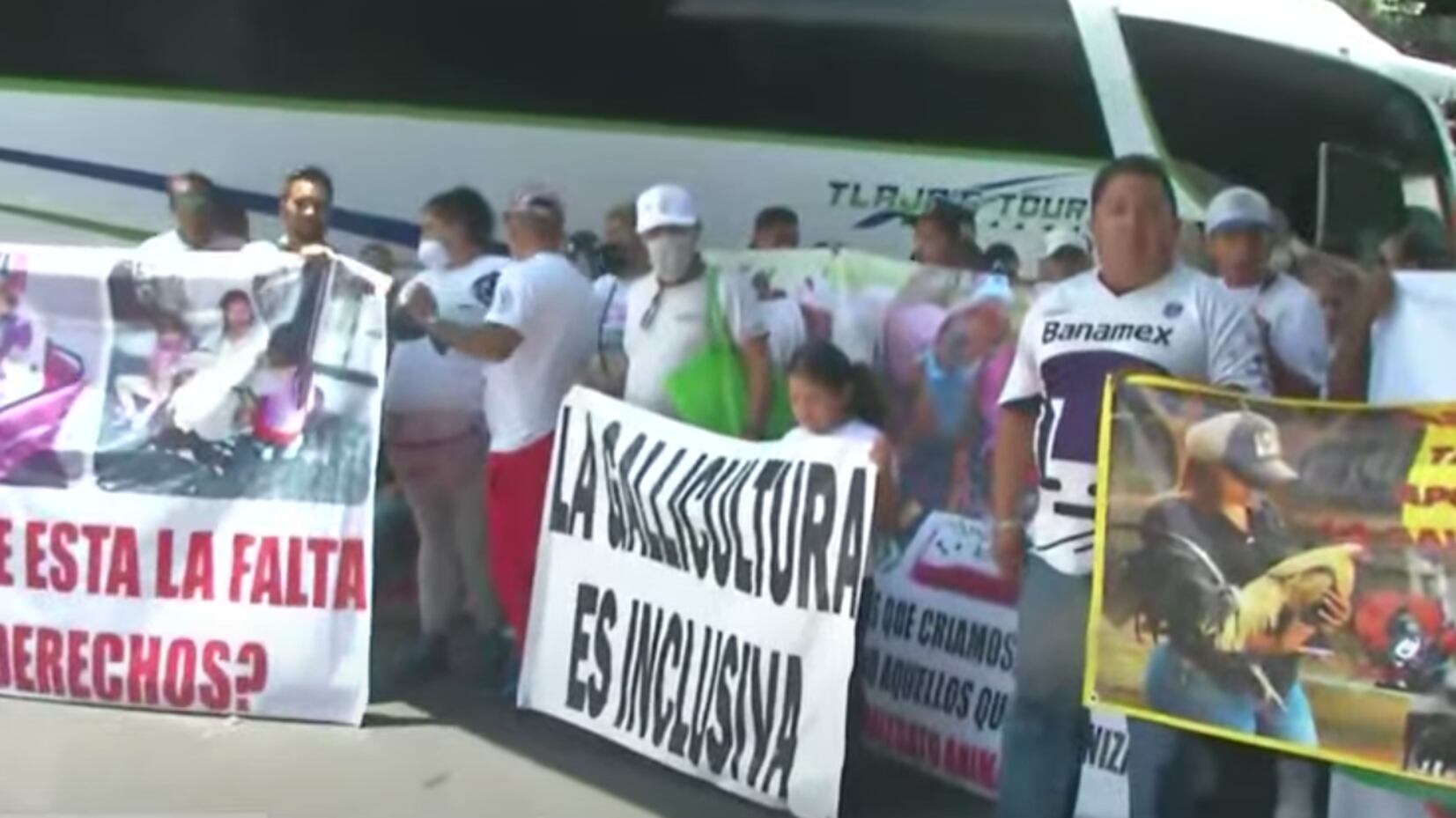 manifestantes-en-favor-de-los-gallos-aicm-t1