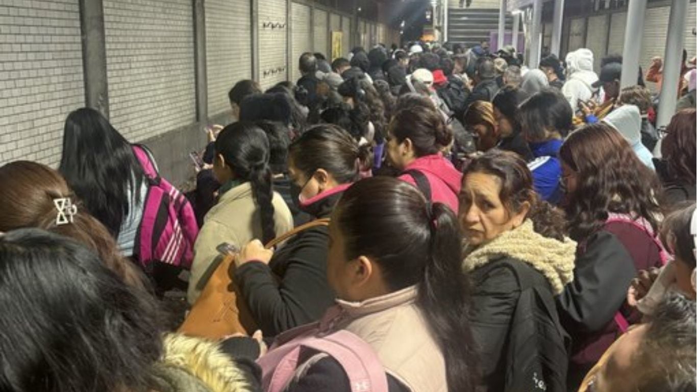 Lento avance de trenes en el Metro de la CDMX
