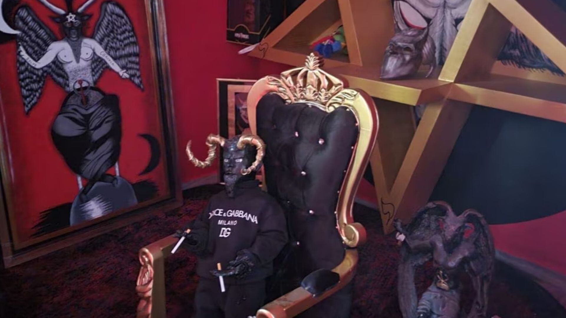 Todo surgió cuando una mujer solicitó ayuda a los oficiales, pues aseguró que varios individuos habían agredido a su novio y lo llevaron a la fuerza a un edificio.