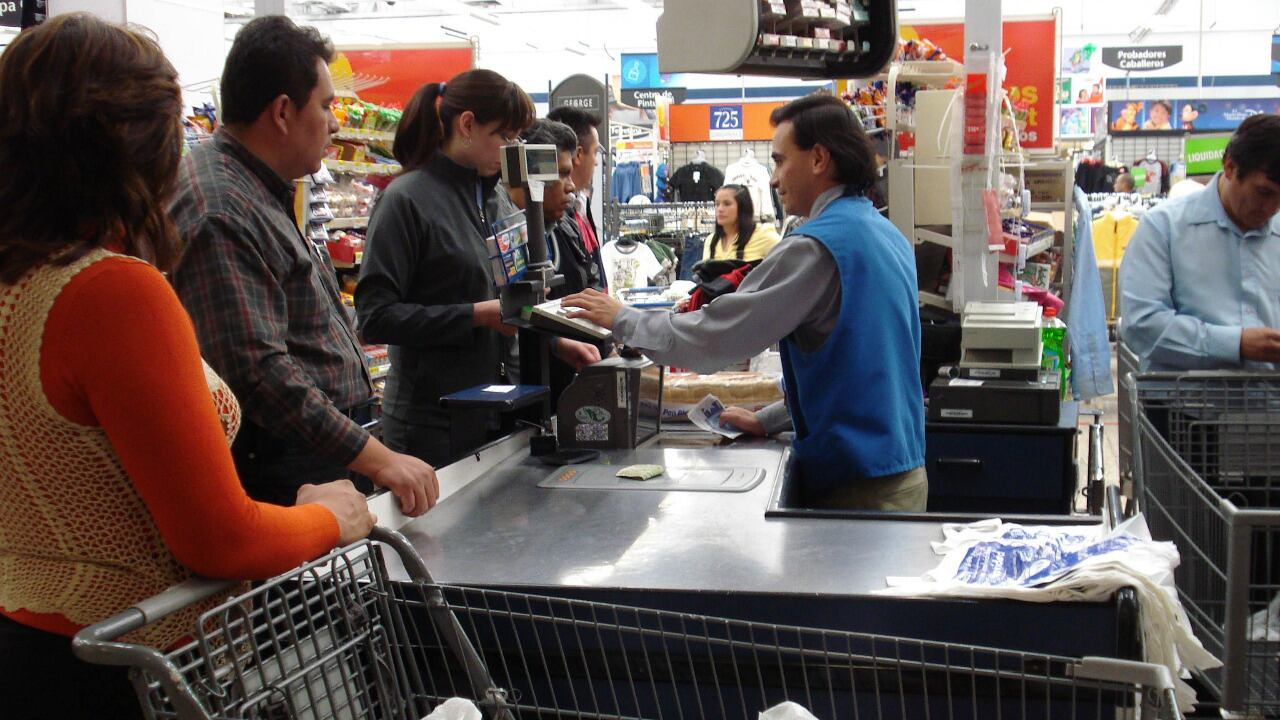 El 44% de los mexicanos es usuario frecuente de los servicios de pago y retiros que ofrecen algunos comercios y tiendas, conocidos legalmente como corresponsales bancarios.