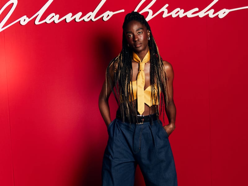 Una colección que transforma el gesto de amarrar una chaqueta en alta costura emocional