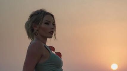 Irina Baeva presume de su escultural figura en bikini a bordo de un yate en Doha