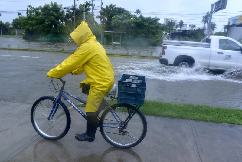 Inundaciones y deslaves han provocado las lluvias que el huracán John en Guerrero.