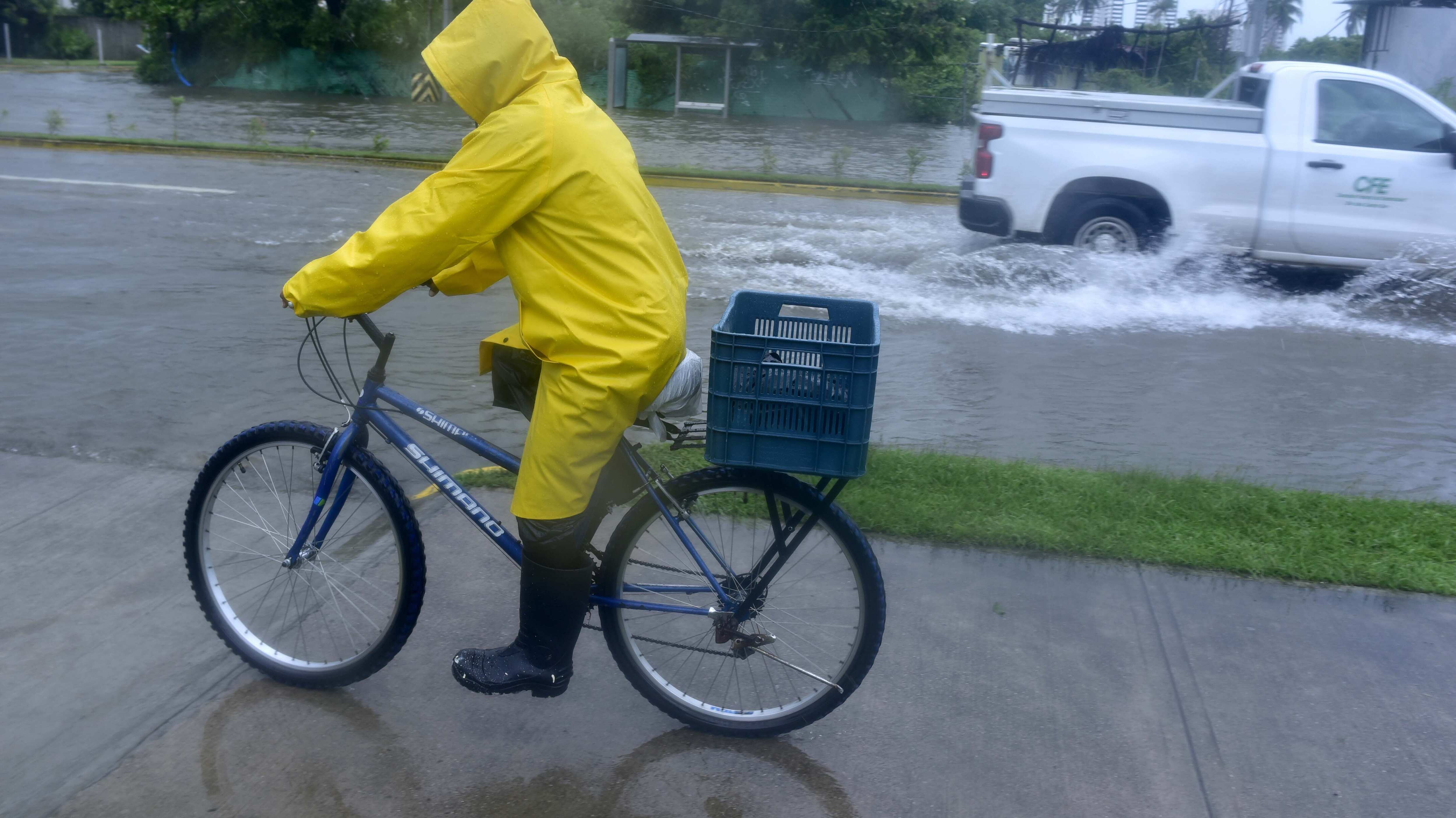 Inundaciones y deslaves han provocado las lluvias que el huracán John en Guerrero.