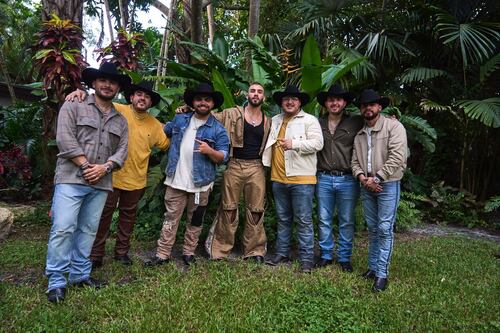 Manuel Turizo le dice que sí al Grupo Frontera e incursiona en el regional mexicano