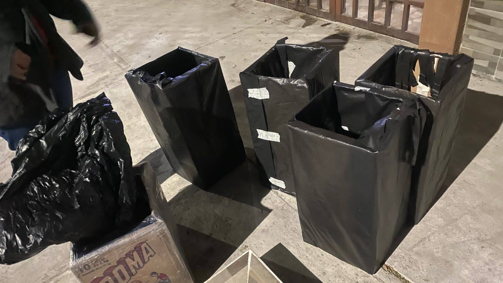 Las casitas son de cartón, plástico, colchas y tela.