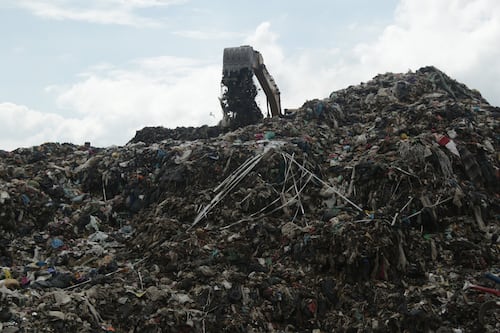 Protestan vecinos de Tonalá, acusan que siguen llegando desechos al basurero de Matatlán