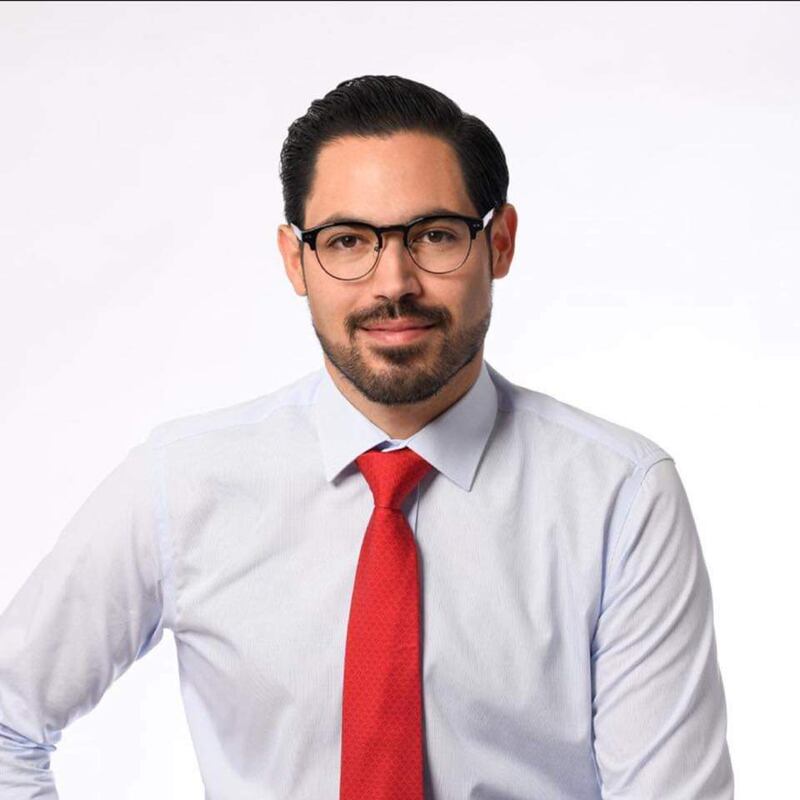 A los 35 años de edad, David de la Peña, busca la reelección en Santiago.