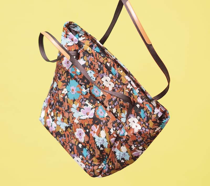 La fusión entre la herencia clásica de Herschel y los archivos florales de Liberty London da como resultado una línea sofisticada y funcional, ideal para acompañarte de día y de noche