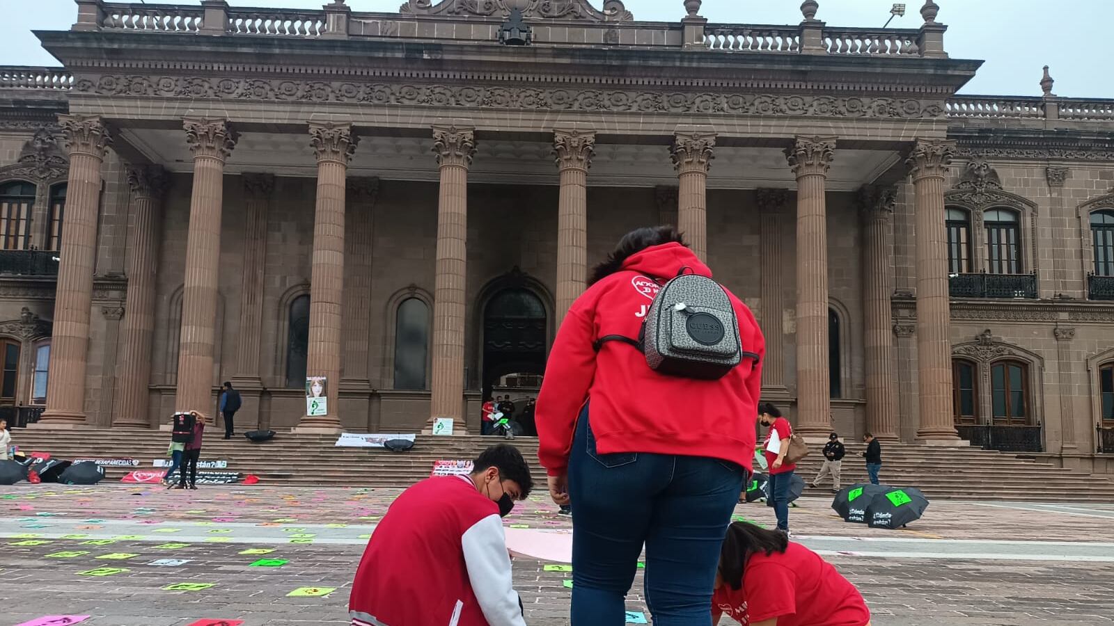 Los integrantes de la asociación pegaron calcas en los adoquines de la Explanada de los Héroes.