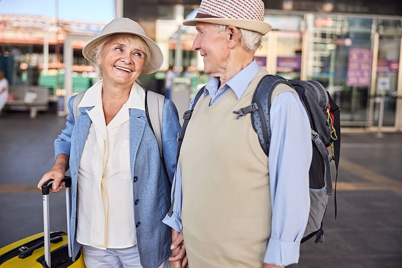 Adultos mayores viajando