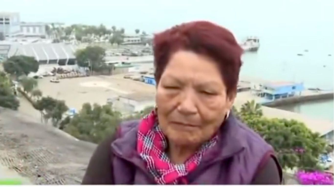 Abuelita lleva a su nieto a ver tsunami