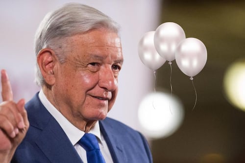 Video: Senado detiene votaciones para felicitar a AMLO por su cumpleaños