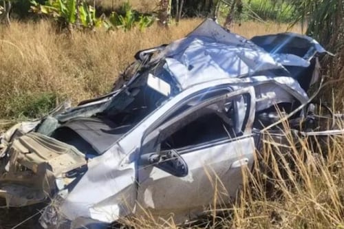 Pareja tenía relaciones en un automóvil; se distraen, caen en acantilado y mueren