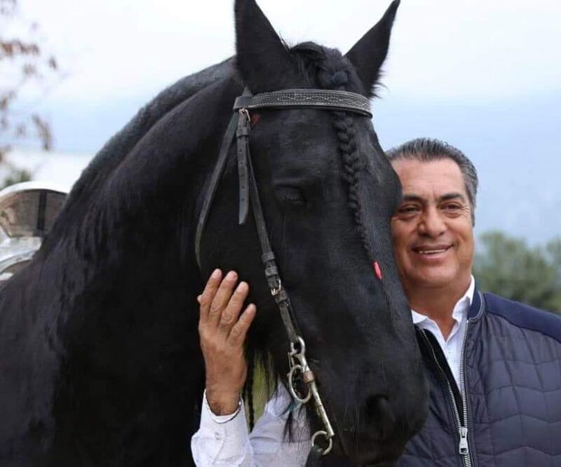 El Bronco compartió en su Facebook imágenes suyas junto al equino con el que recorrió México.