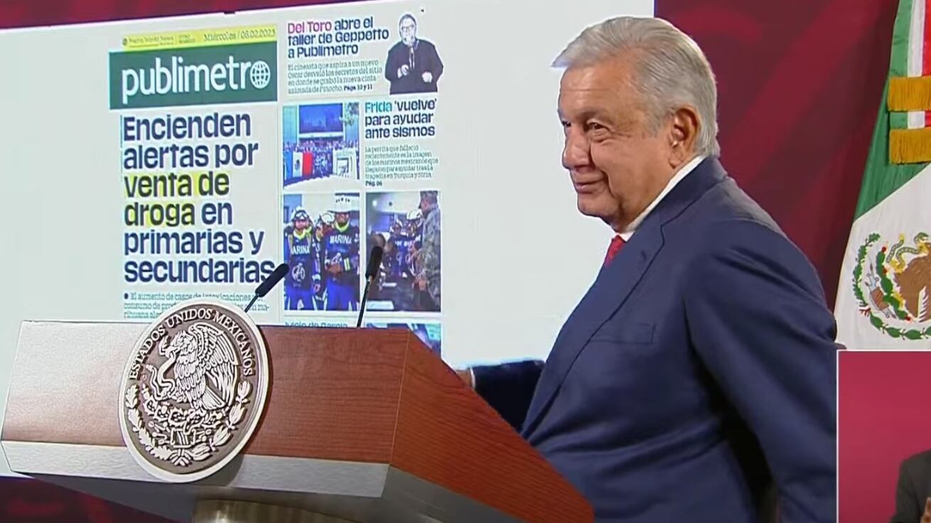 El presidente mostró las portadas de varios periódicos por la cobertura del juicio a Genaro García Luna