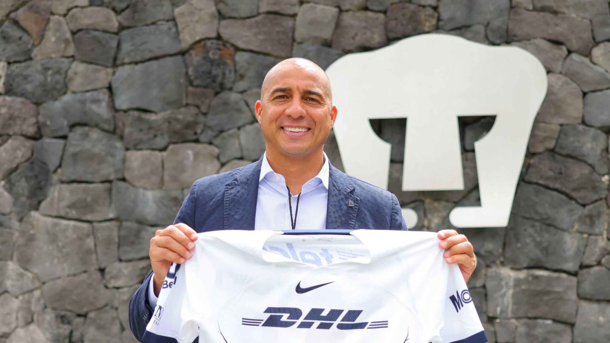 David Trezeguet con la camiseta de Pumas