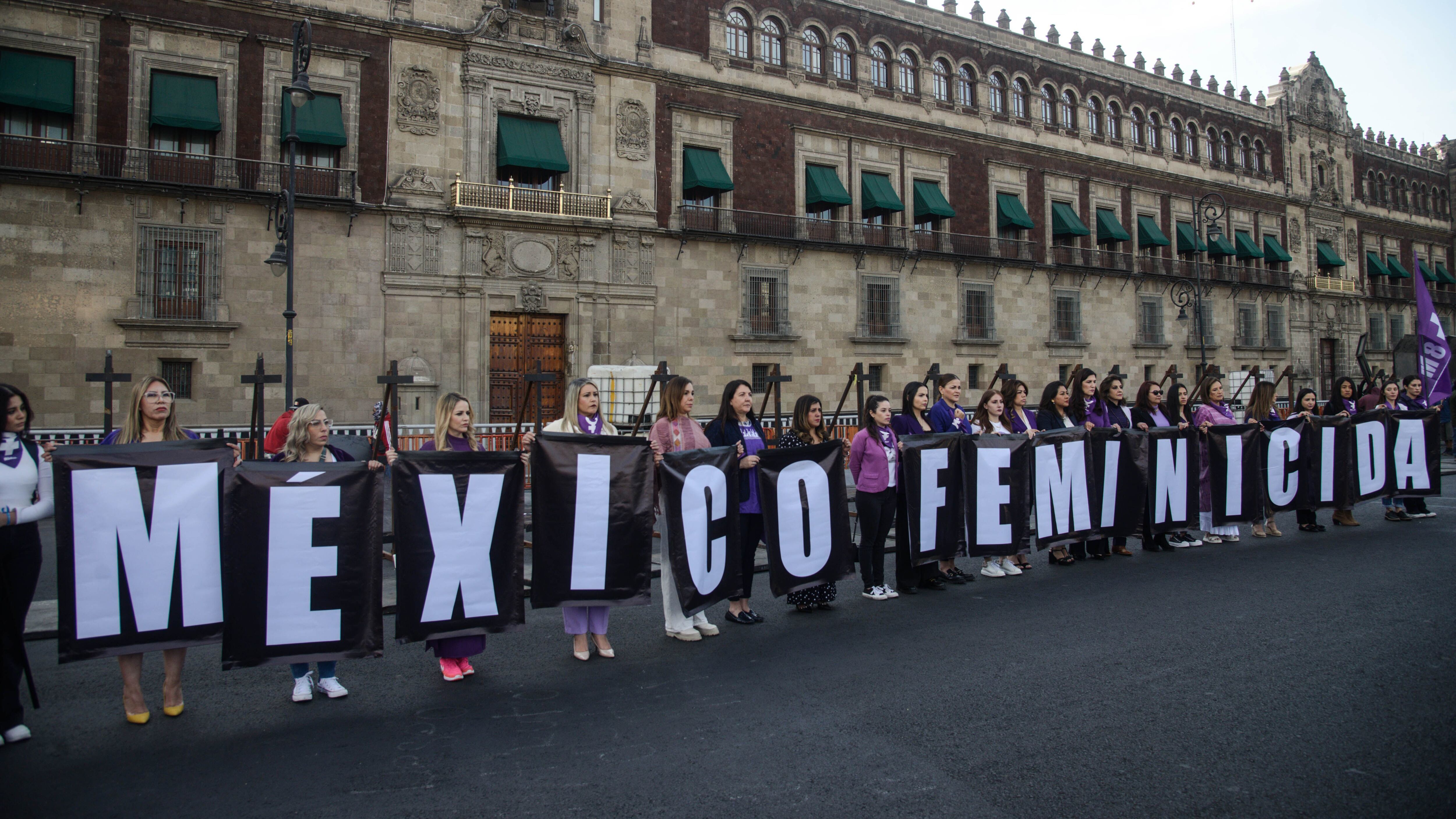 CIUDAD DE MÉXICO, 07MARZO2023.-Laura Esquivel, secretaria nacional de Promoción Política a la Mujer del CEN del PAN; Kenia López y Xóchitl Gálvez, senadoras panistas; Cecilia Patrón, diputada y secretaria general del PAN, y legisladoras del PAN, se manifestaron al exterior de Palacio Nacional para exigir al gobierno federal la erradicación de la violencia en contra de las mujeres.
FOTO: MARIO JASSO/CUARTOSCURO.COM