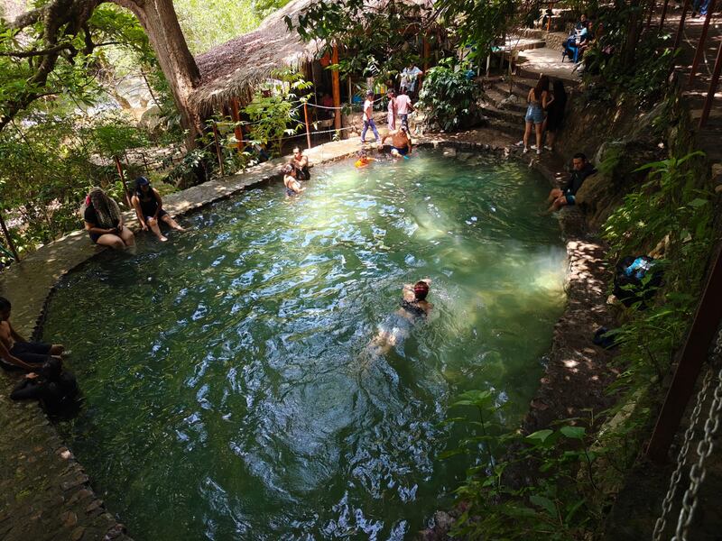 Desde pozas turquesas hasta llegar a Juliantla, la tierra de Joan Sebastian. Además, te decimos dónde comer delicioso y los tours que te harán sentir en una película