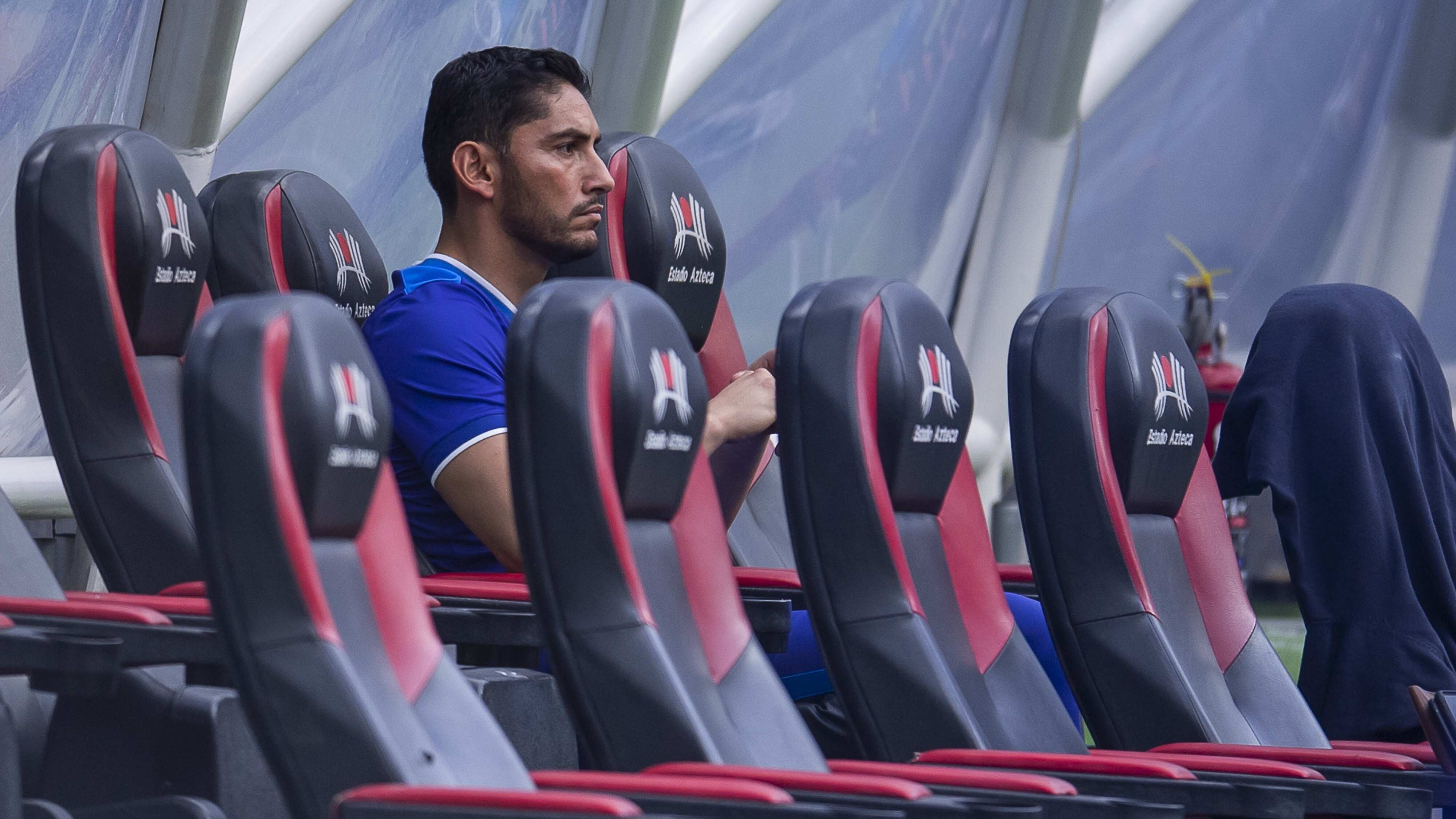 Chuy Corona hasta la fecha ha visto los nueves partidos de Cruz Azul desde la banca