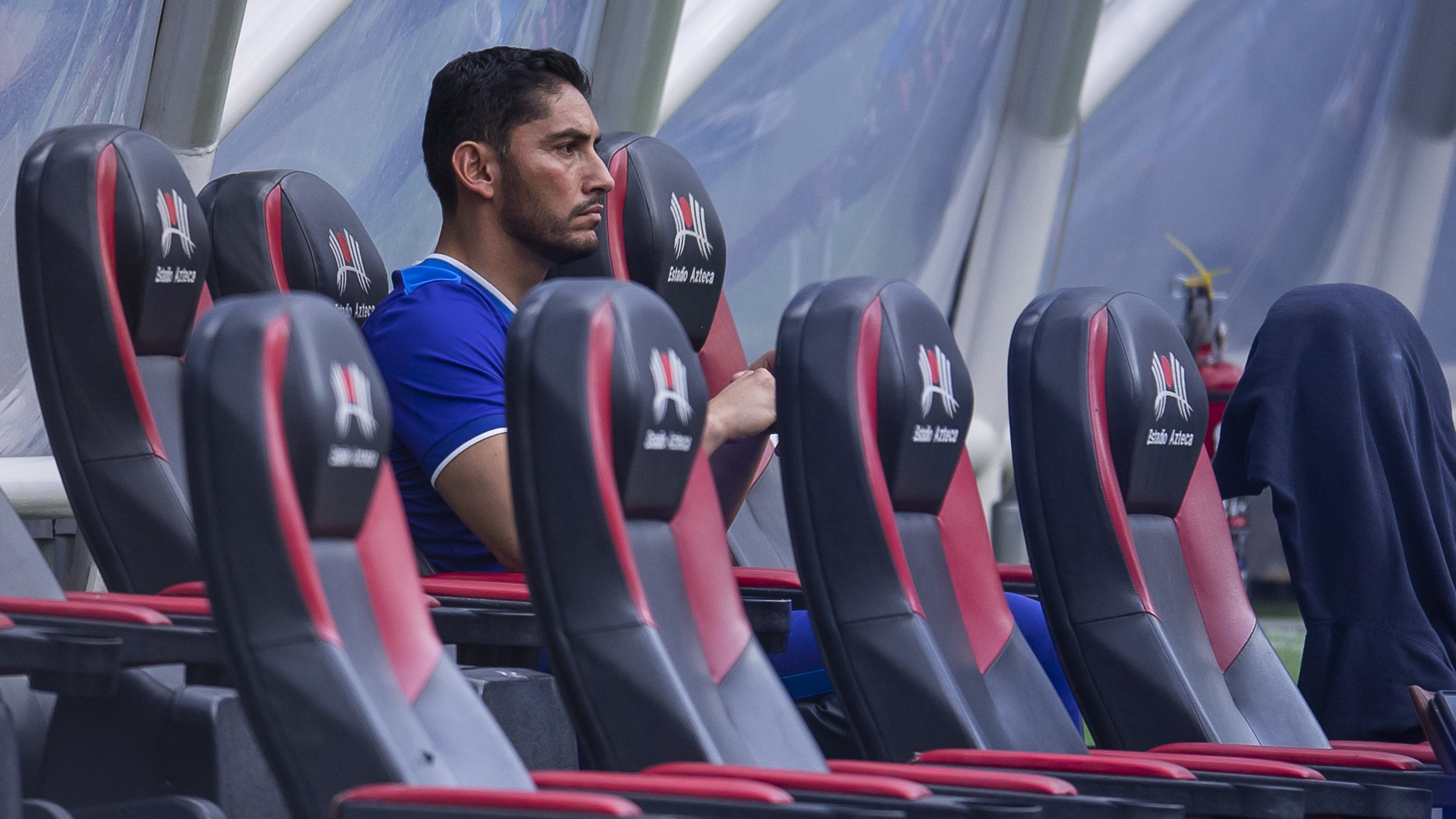 Chuy Corona hasta la fecha ha visto los nueves partidos de Cruz Azul desde la banca