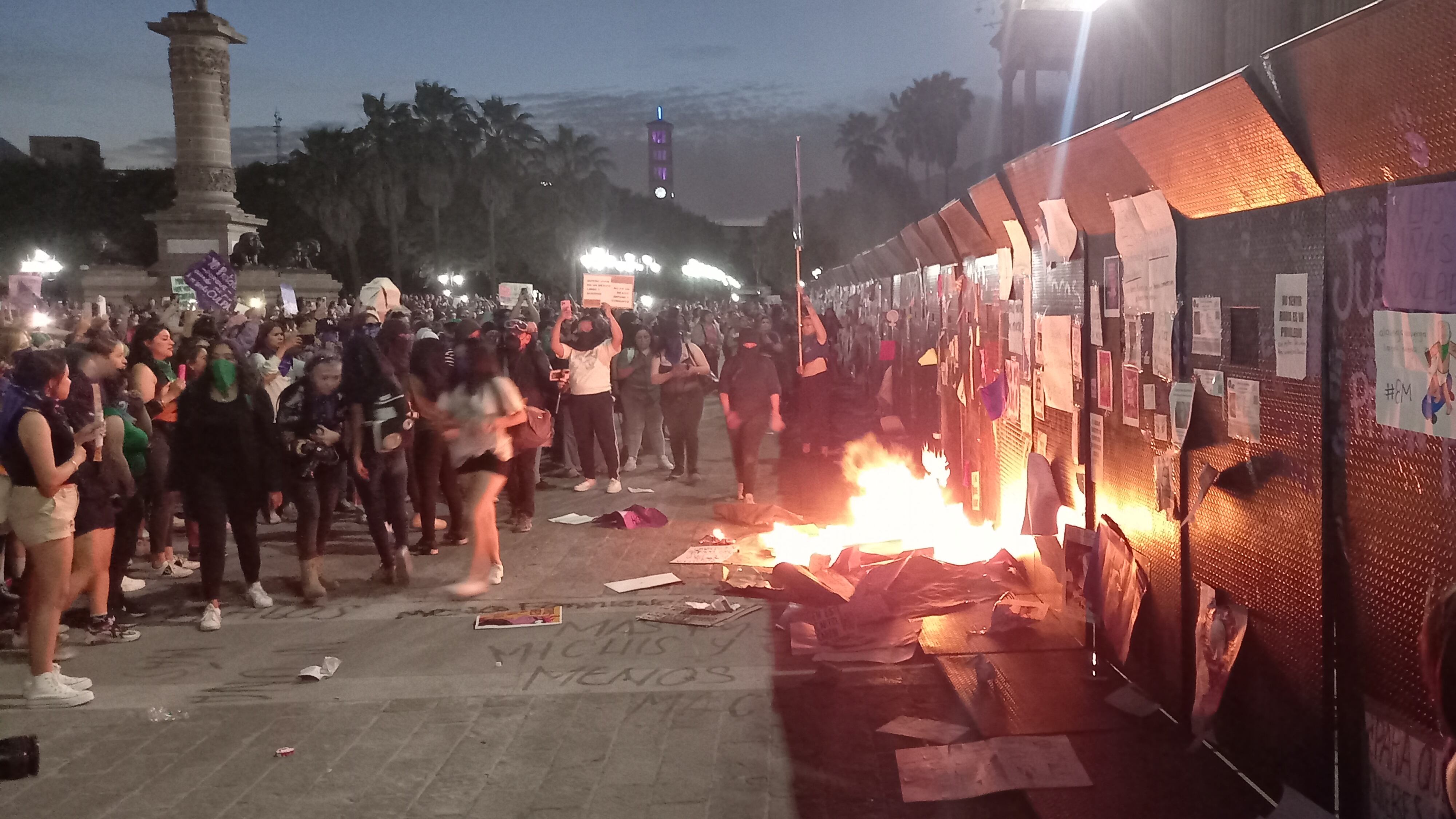 Afuera de Palacio se hicieron quemas.