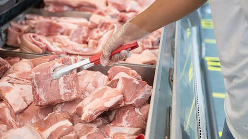 Compran votos con libras de carne de cerdo