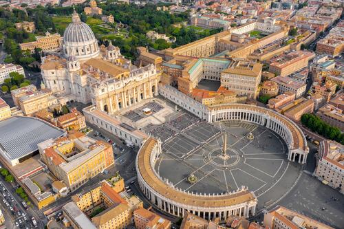 Modelo comparte sorprendente imagen al interior del Vaticano