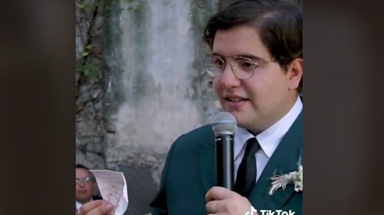 Novio muestra en su boda una servilleta con mensaje de amor de su novia, guardada desde hace años