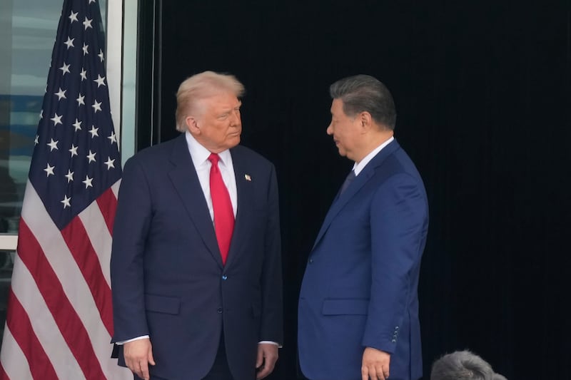 El presidente estadounidense Donald Trump y el presidente chino Xi Jinping en el Aeropuerto Internacional Gimhae en Busan, Corea del Sur, el 30 de octubre del 2025. (AP foto/Mark Schiefelbein)