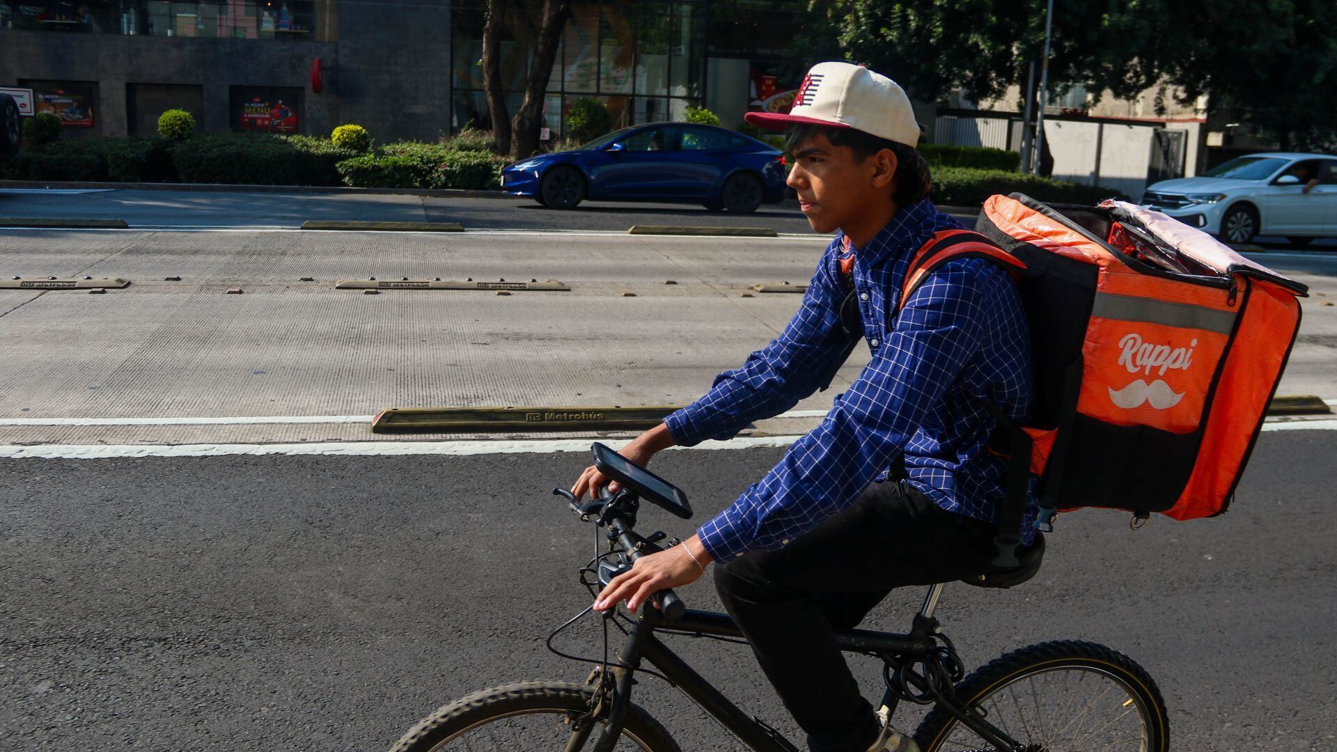 Senado aprueba reforma para derechos laborales de repartidores por aplicación