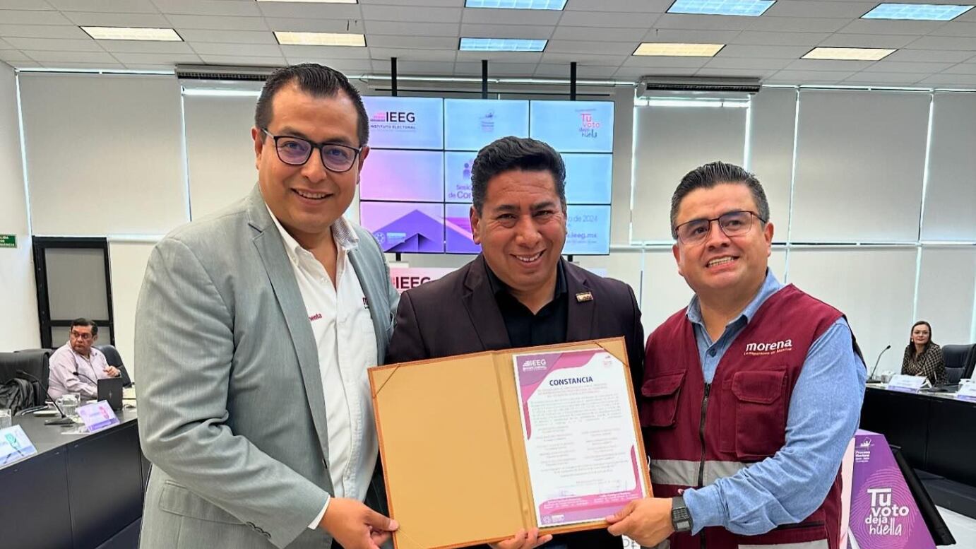 Jesús Ramírez Garibay, secretario general del Comité Ejecutivo Estatal de Morena en Guanajuato, recibe las constancias de diputaciones plurinominales.