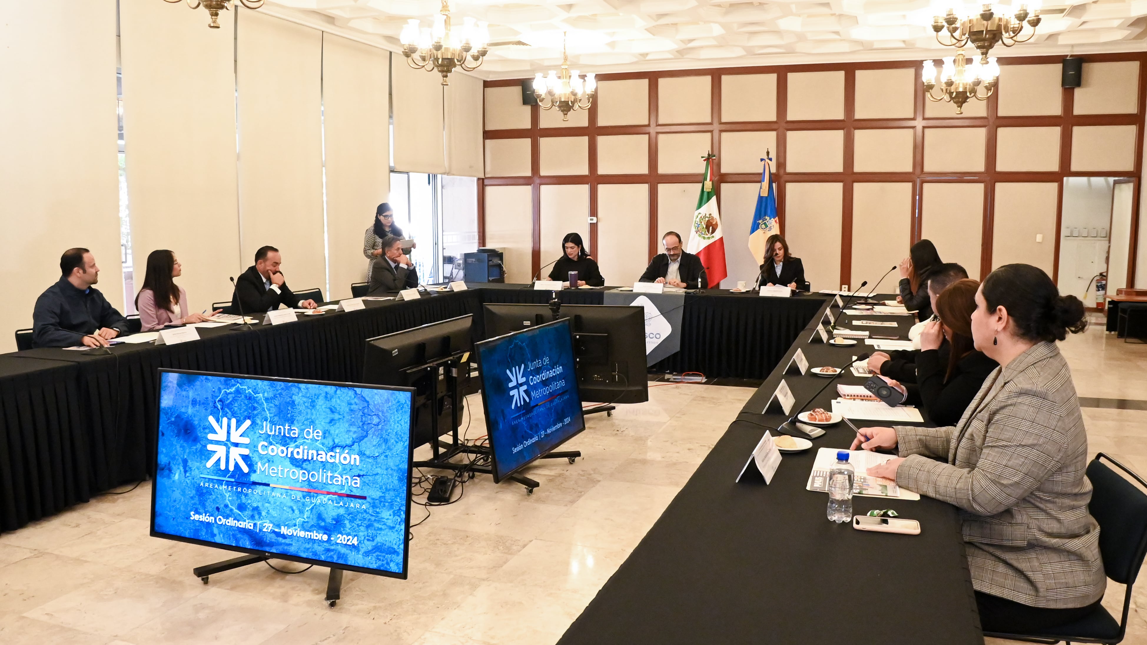 El gobernador de Jalisco, Enrique Alfaro Ramírez, anunció que los alcaldes de la Zona Metropolitana de Guadalajara (ZMG) han aprobado el Plan Integral de Movilidad Urbana Sustentable (PIMUS) 2024, desarrollado por el Instituto Metropolitano de Planeación (IMEPLAN). Este instrumento establece una hoja de ruta para que los municipios implementen acciones conjuntas y consoliden un sistema de transporte moderno y sustentable, considerado entre los mejores de México.
