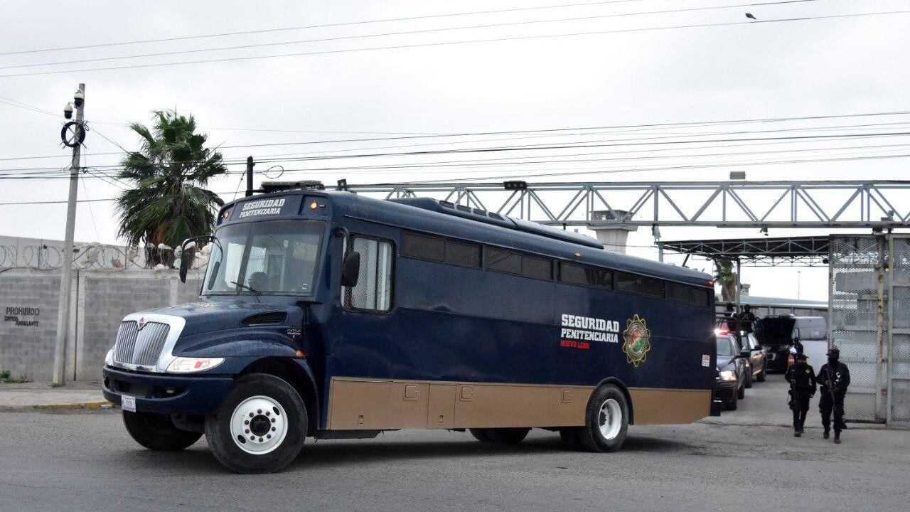 En un operativo conjunto, policías de Fuerza Penitenciaria y Fuerza Civil, realizaron el traslado en tres unidades.