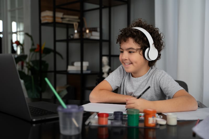 Volver a clases puede ser emocionante si se transforma en un proyecto familiar. Los expertos de The Home Depot nos dicen cómo el mobiliario, la iluminación y la organización del espacio pueden motivar a tus hijos e impulsar su aprendizaje desde casa