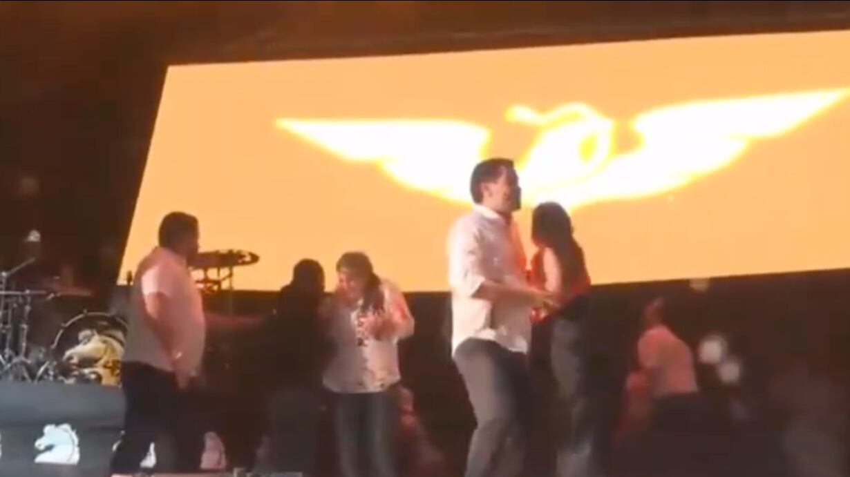 Máynez resulta ileso de desplome de templete en San Pedro