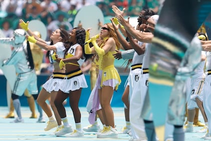 AME724. CIUDAD DE MÉXICO (MÉXICO), 11/06/2026.- La cantante colombiana Shakira (c), se presenta este jueves, en la inauguración del Mundial de la FIFA 2026 en el estadio Ciudad de México (México). EFE/ Sashenka Gutierrez