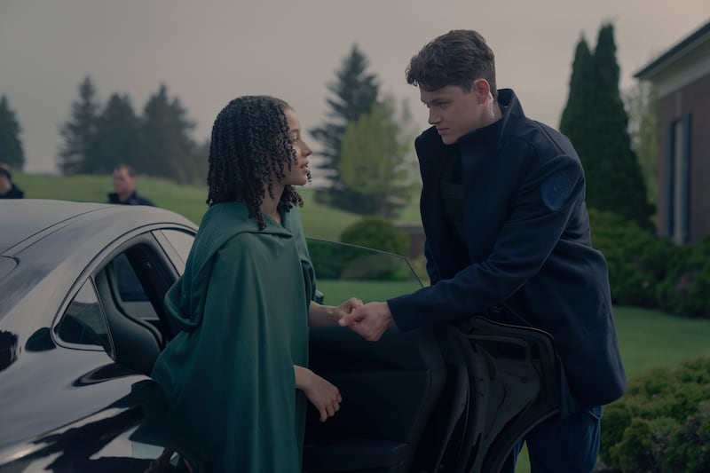 La serie ‘Los testamentos’ , protagonizada por Chase Infinity, llega como una continuación natural del universo de ‘El Cuento De La Criada’, con una mirada renovada que se centra en una generación que no conoció el mundo previo a Gilead. Foto: Disney.