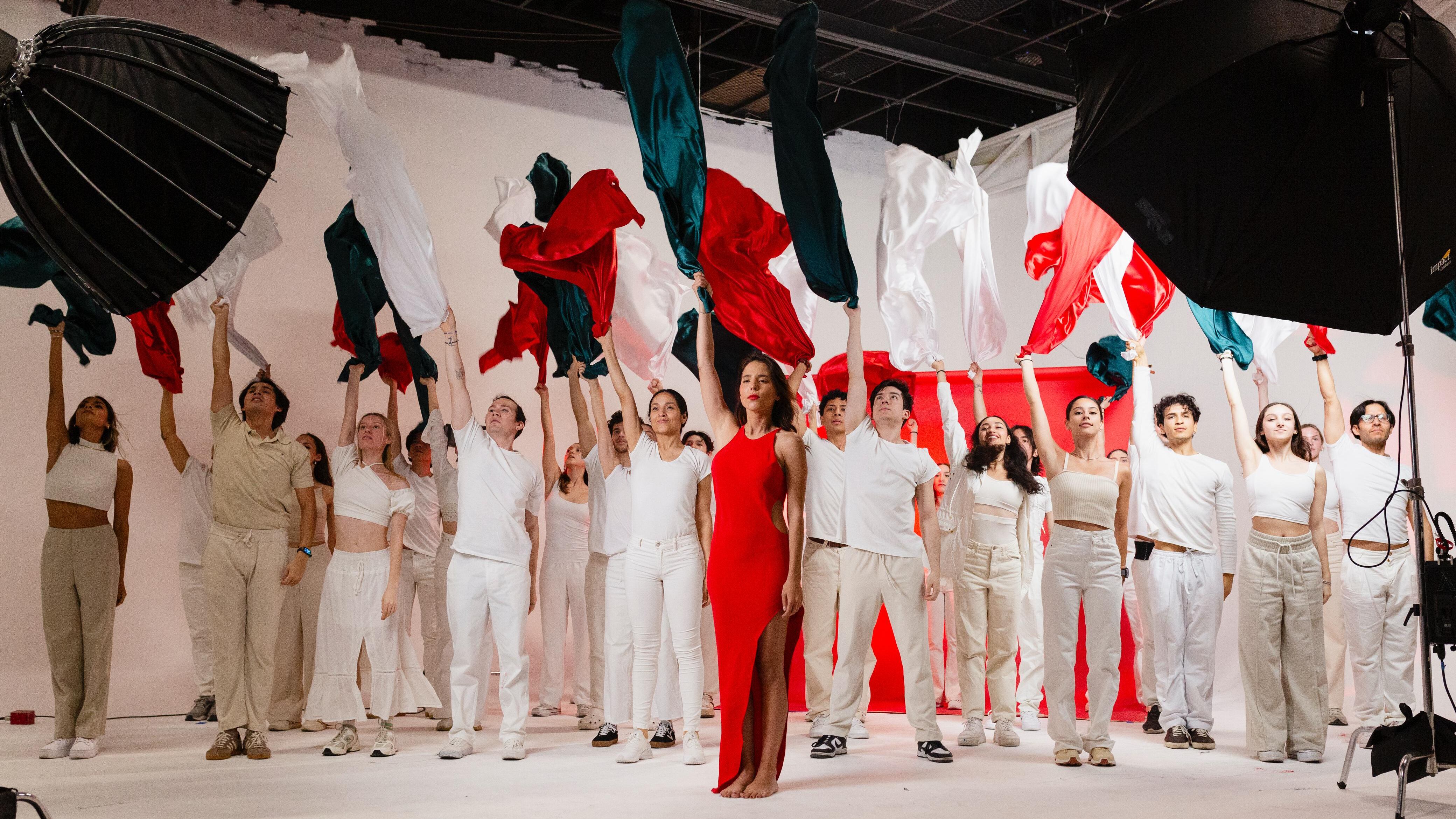 Majo Aguilar se posiciona políticamente a través de “Piel Azteca”