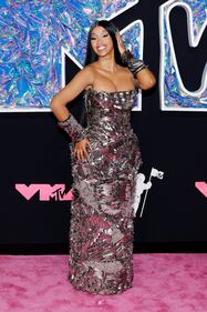 Grandes personalidades desfilan por la Alfombra Rosa de los MTV VMAs.