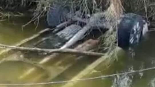El vehículo fue encontrado dentro del agua y con las llantas hacia arriba.